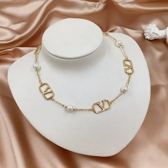 Valentino VLogo Collier de perles Chaîne dorée blanche Chaîne Motifs ouverts Collier 4