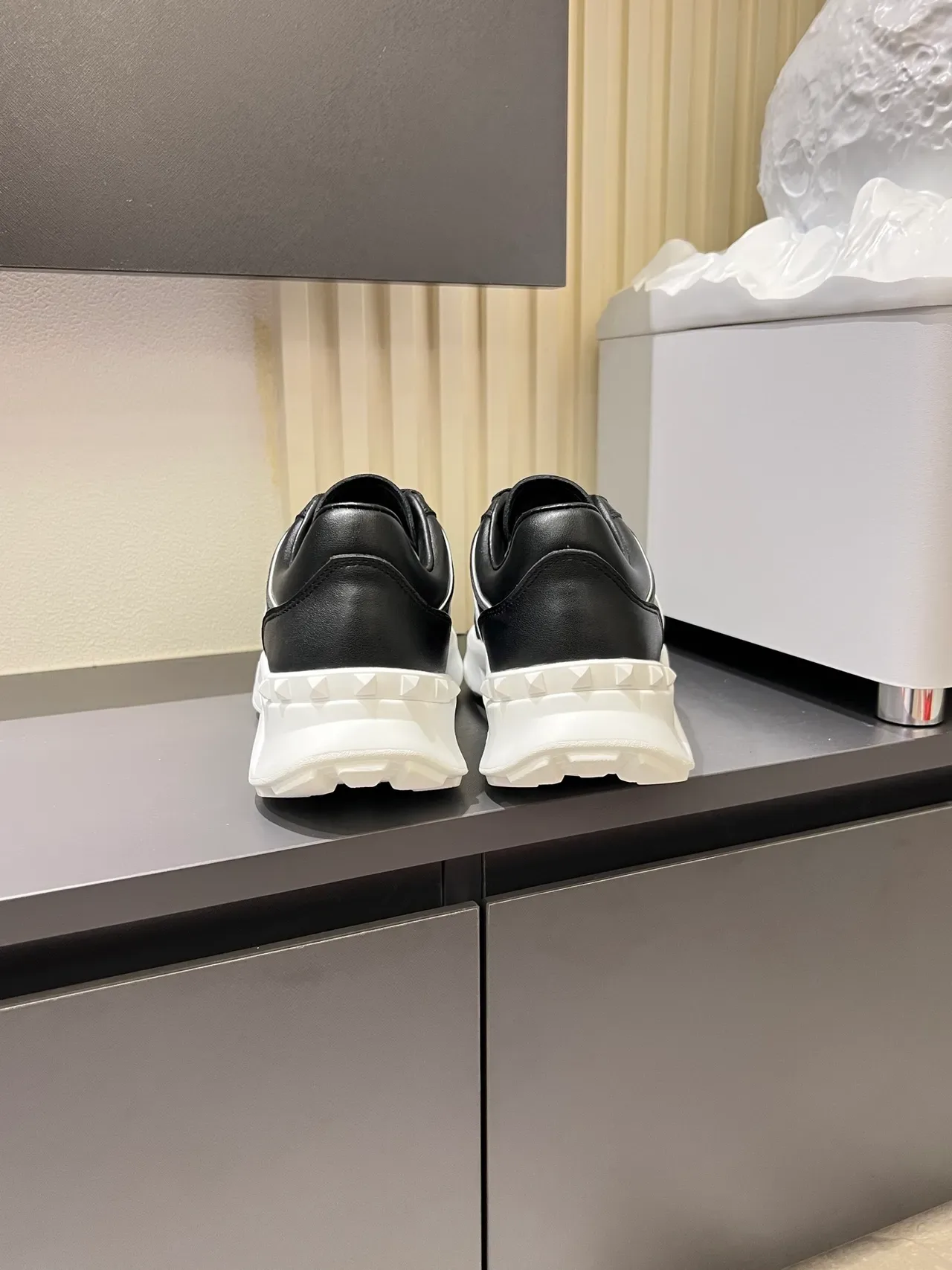 Valentino VLTN Tênis Lifestyle Couro Preto Branco Sola Chunky Esculpida 2