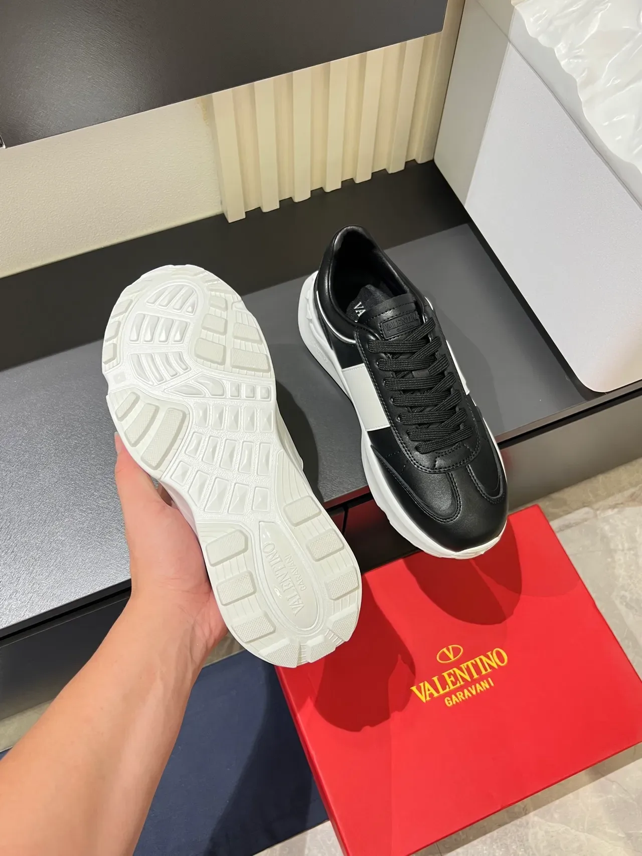 Valentino VLTN Tênis Lifestyle Couro Preto Branco Sola Chunky Esculpida 3