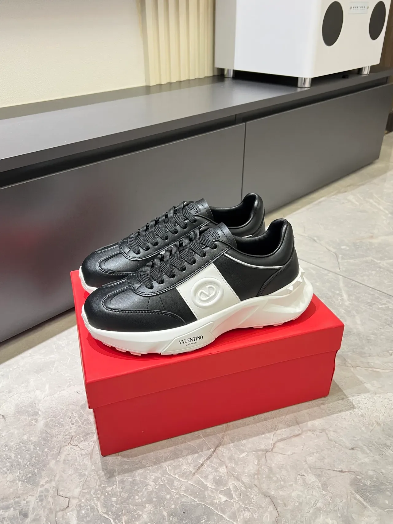 Valentino VLTN Tênis Lifestyle Couro Preto Branco Sola Chunky Esculpida 4