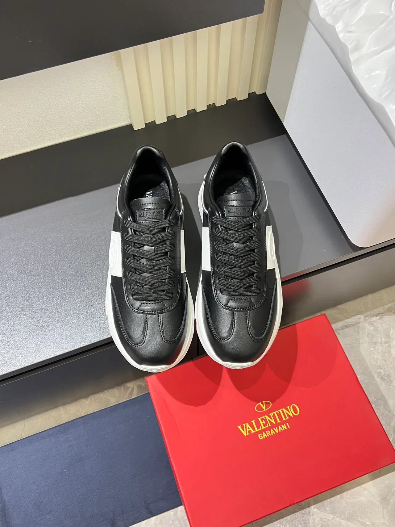 Valentino VLTN Tênis Lifestyle Couro Preto Branco Sola Chunky Esculpida 5