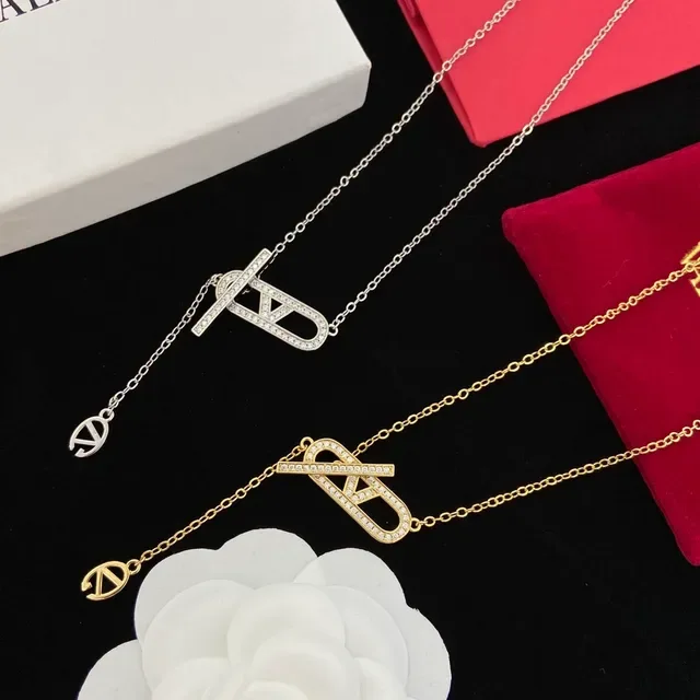 Collier pendentif Valentino VLTN Pavé Monogram 8