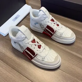 Valentino VLTN سينيكر أبيض وبرجوندي نمط حياة