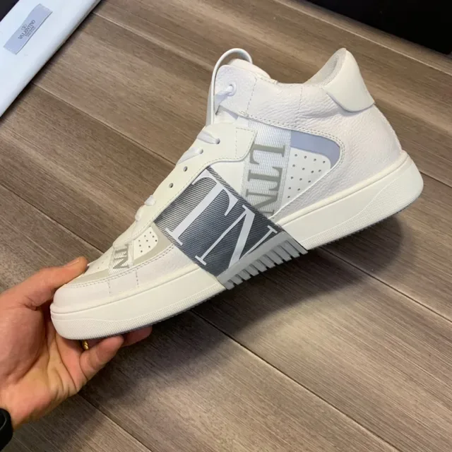 Valentino VLTN حذاء رياضي أنيق أبيض رمادي عالي الارتفاع ثقب في إصبع القدم أسلوب الحياة 3