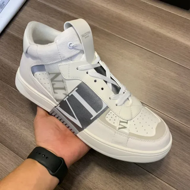 Valentino VLTN حذاء رياضي أنيق أبيض رمادي عالي الارتفاع ثقب في إصبع القدم أسلوب الحياة 4