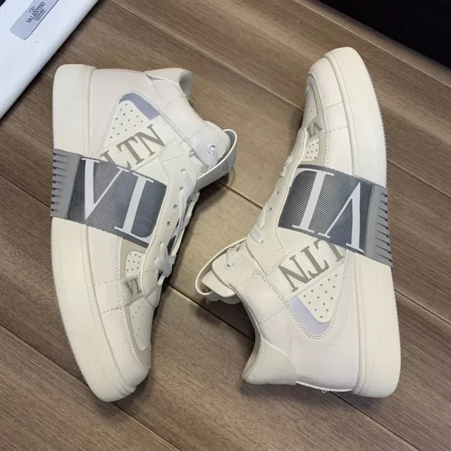 Valentino VLTN حذاء رياضي أنيق أبيض رمادي عالي الارتفاع ثقب في إصبع القدم أسلوب الحياة 5