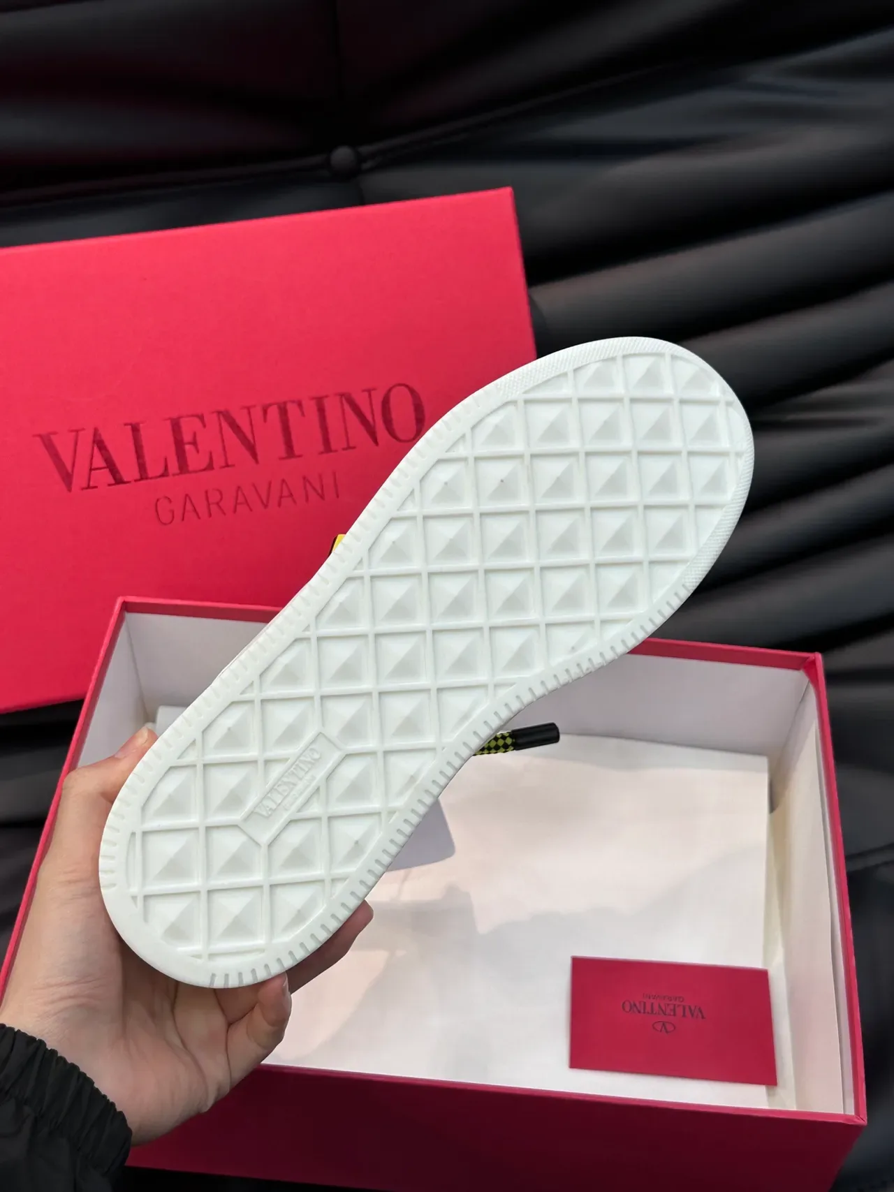 Valentino Blancs et Jaunes en Cuir Supérieur Perforé à la Pointe Lifestyle Sneakers 2