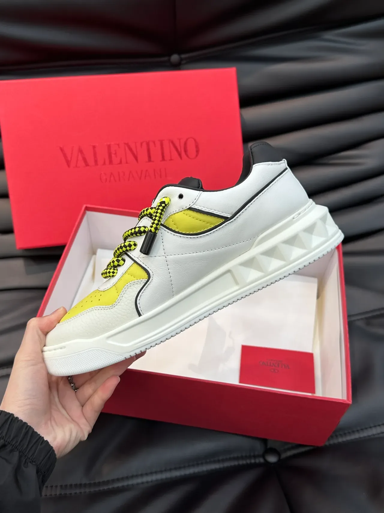 Valentino Blancs et Jaunes en Cuir Supérieur Perforé à la Pointe Lifestyle Sneakers 3