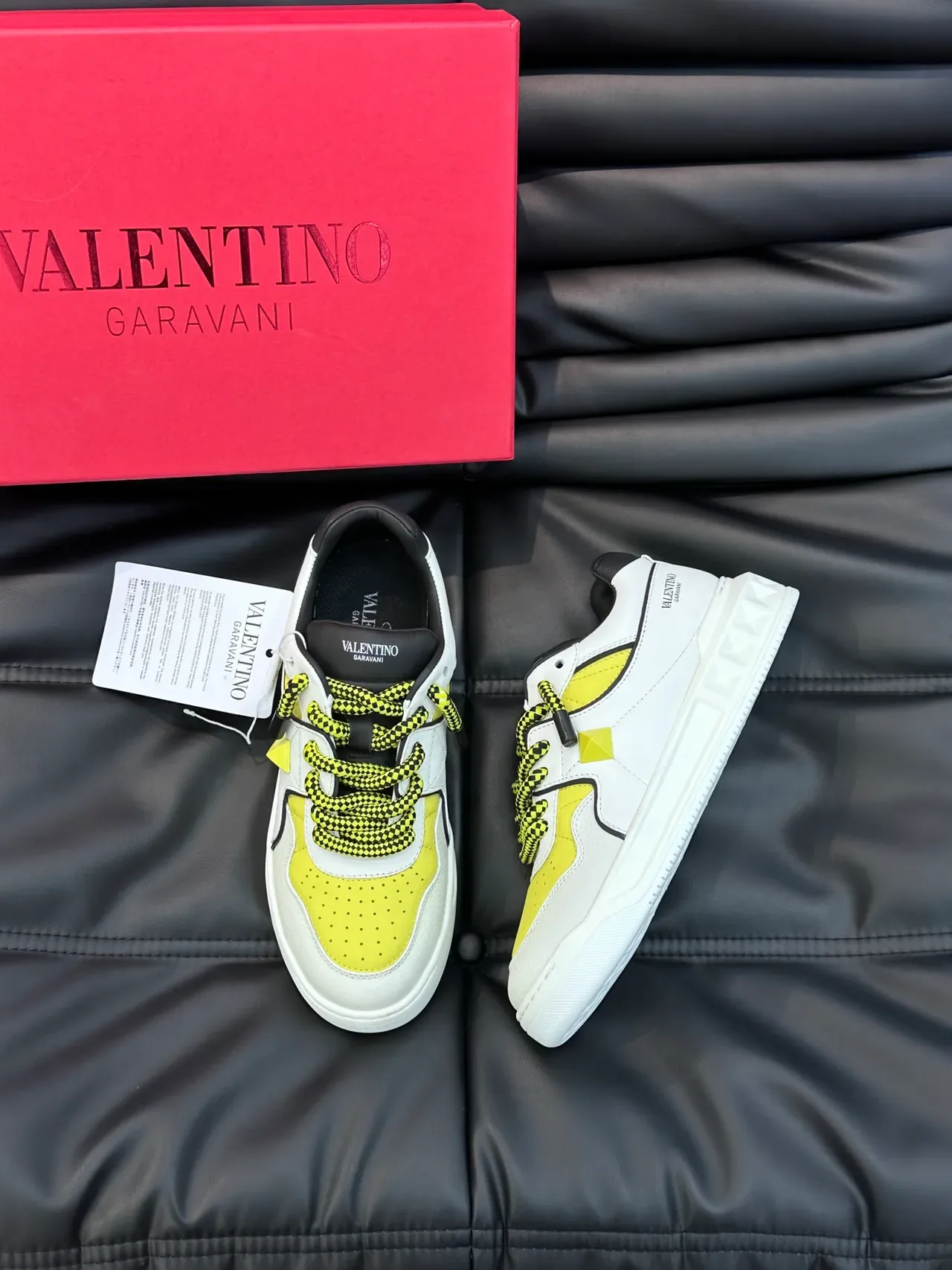 Valentino Blancs et Jaunes en Cuir Supérieur Perforé à la Pointe Lifestyle Sneakers 4