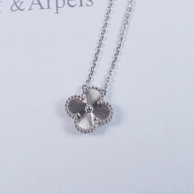 Van Cleef & Arpels Alhambra Colar com Pingente de Trevo de Quatro Folhas 3