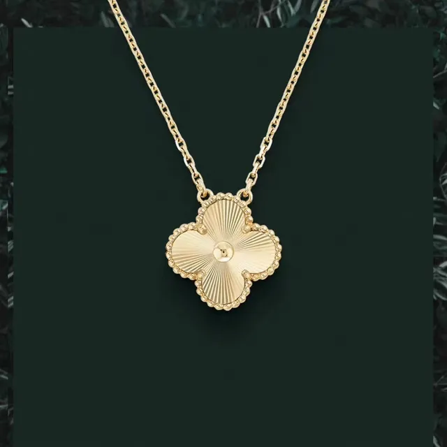 Van Cleef & Arpels Alhambra Colar com Pingente de Trevo de Quatro Folhas 7