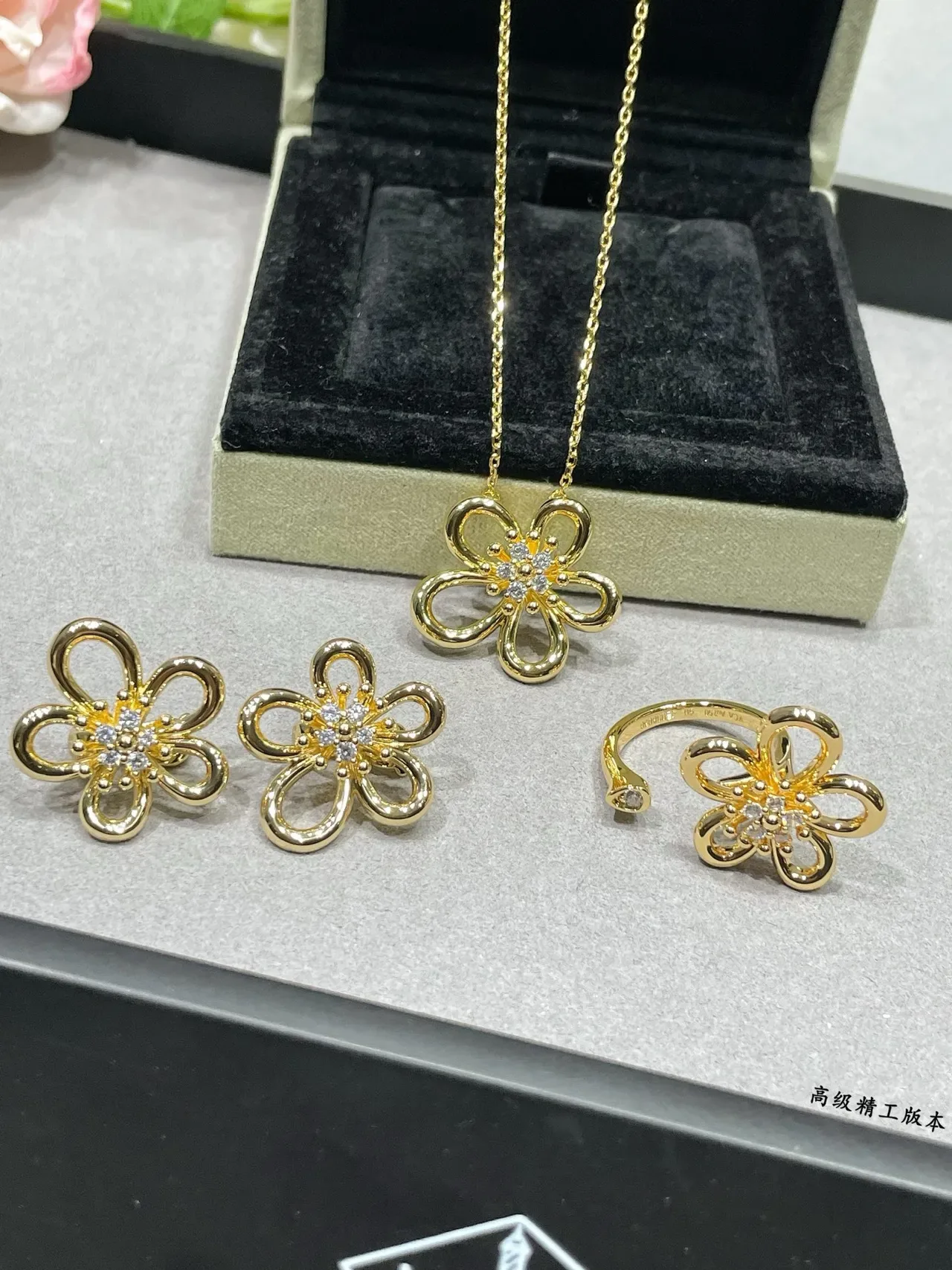 Van Cleef & Arpels Gold White Openwork Floral Pendant Chain Necklace 4