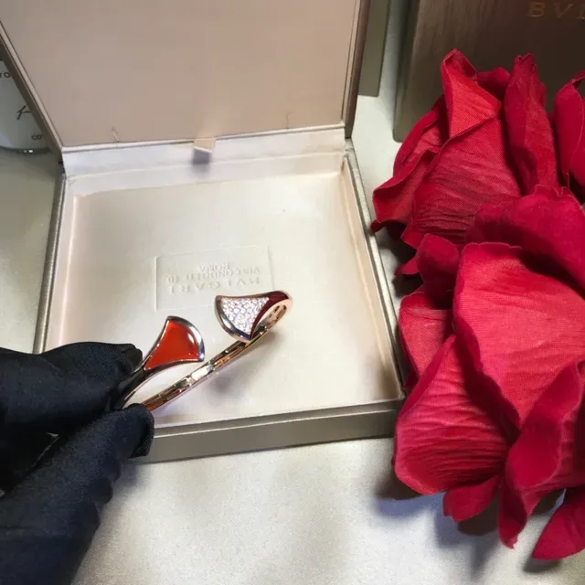 Van Cleef & Arpels Ouro Vermelho Pulseira Aberta Motivos em Forma de Leque 2