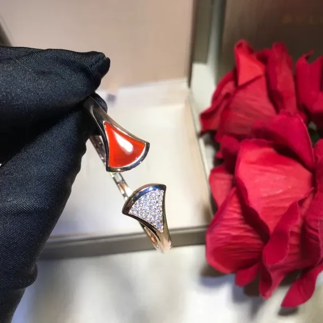 Van Cleef & Arpels Ouro Vermelho Pulseira Aberta Motivos em Forma de Leque 3