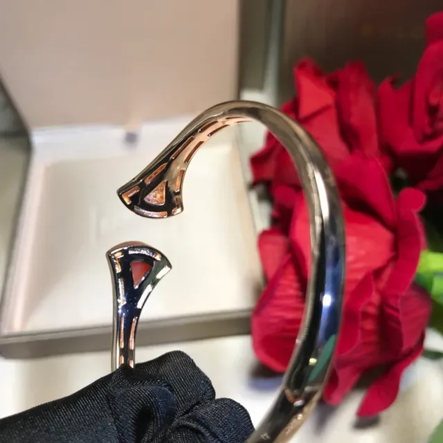 Van Cleef & Arpels Ouro Vermelho Pulseira Aberta Motivos em Forma de Leque 4