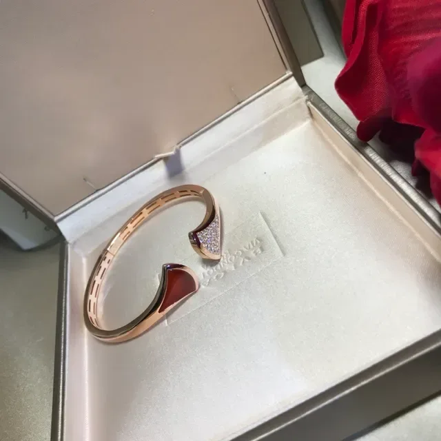 Van Cleef & Arpels Ouro Vermelho Pulseira Aberta Motivos em Forma de Leque 5