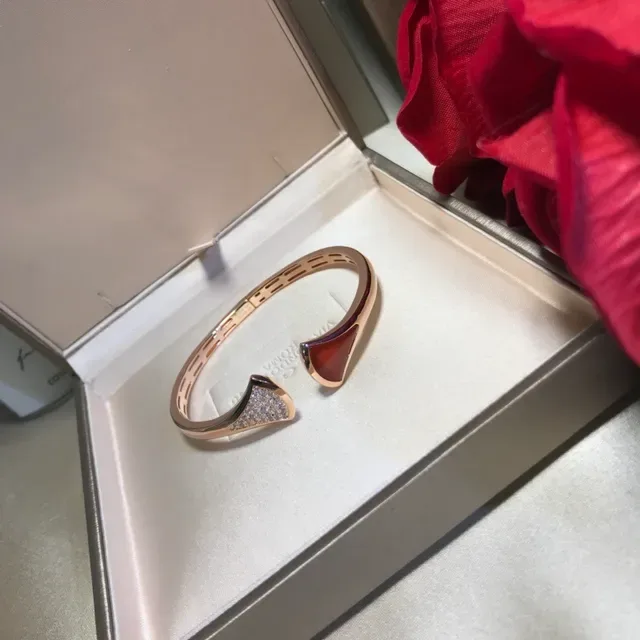 Van Cleef & Arpels Ouro Vermelho Pulseira Aberta Motivos em Forma de Leque 8