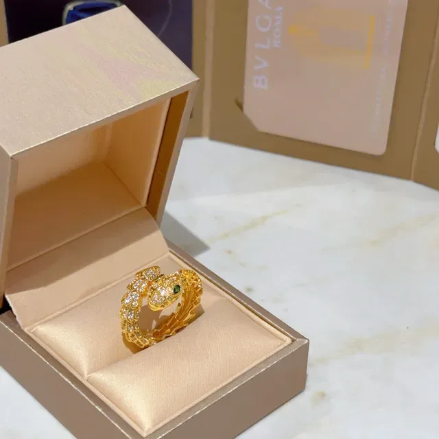 Van Cleef & Arpels Serpent Bohème Gold Pavé Emerald Eye Ring 3