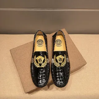 Versace काला सोना पेटेंट क्रोक-एम्बॉस्ड लेदर मेटलिक साइड अक्सेंट्स लोअफर