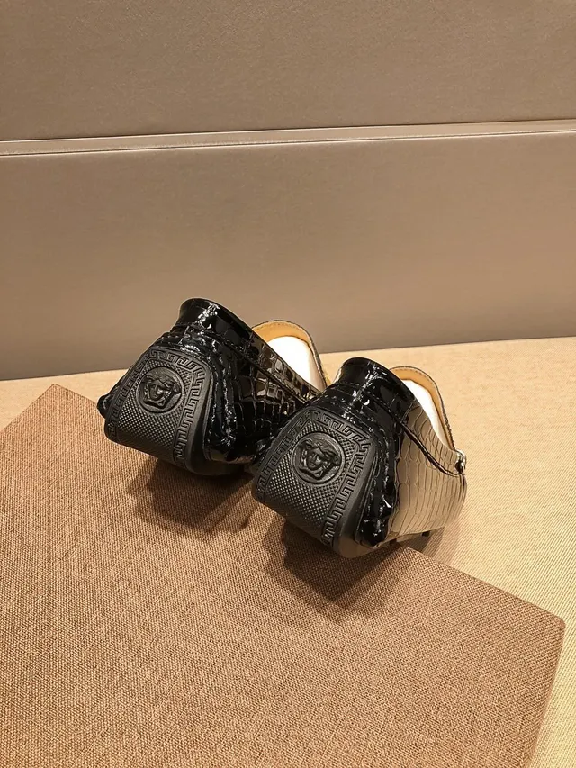 Versace Preto Dourado Couro Verniz Embossado Crocodilo Acentos Metálicos Laterais Mocassim 2