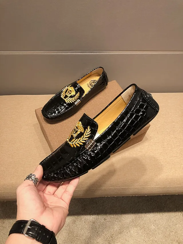 Versace Preto Dourado Couro Verniz Embossado Crocodilo Acentos Metálicos Laterais Mocassim 3