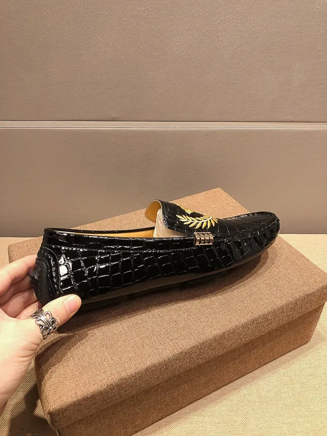 Versace Preto Dourado Couro Verniz Embossado Crocodilo Acentos Metálicos Laterais Mocassim 4