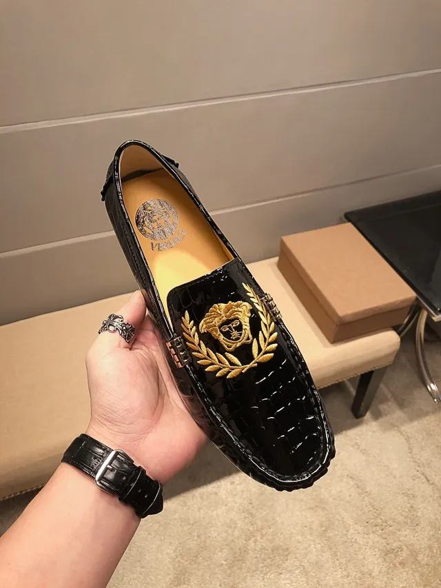 Versace Preto Dourado Couro Verniz Embossado Crocodilo Acentos Metálicos Laterais Mocassim 5