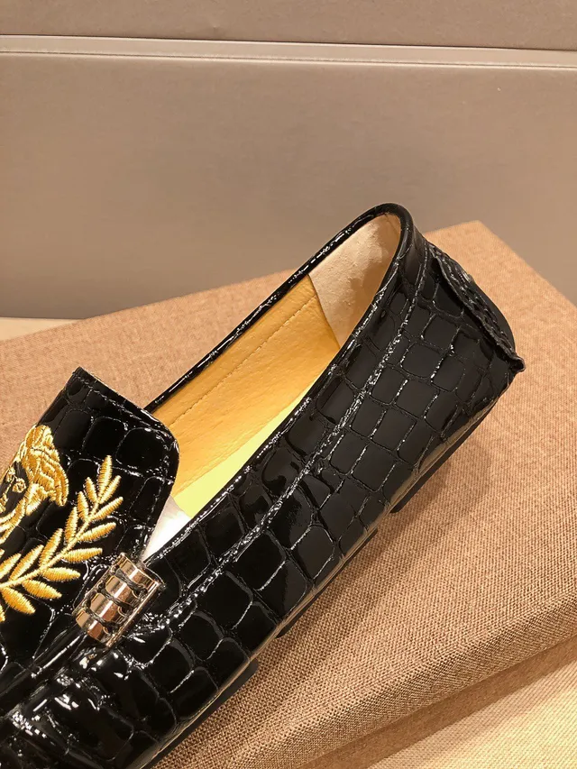Versace Preto Dourado Couro Verniz Embossado Crocodilo Acentos Metálicos Laterais Mocassim 6