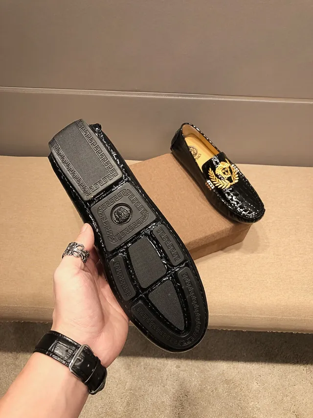 Versace Preto Dourado Couro Verniz Embossado Crocodilo Acentos Metálicos Laterais Mocassim 7