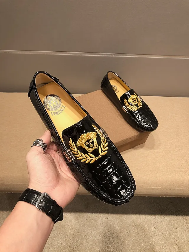 Versace Preto Dourado Couro Verniz Embossado Crocodilo Acentos Metálicos Laterais Mocassim 8