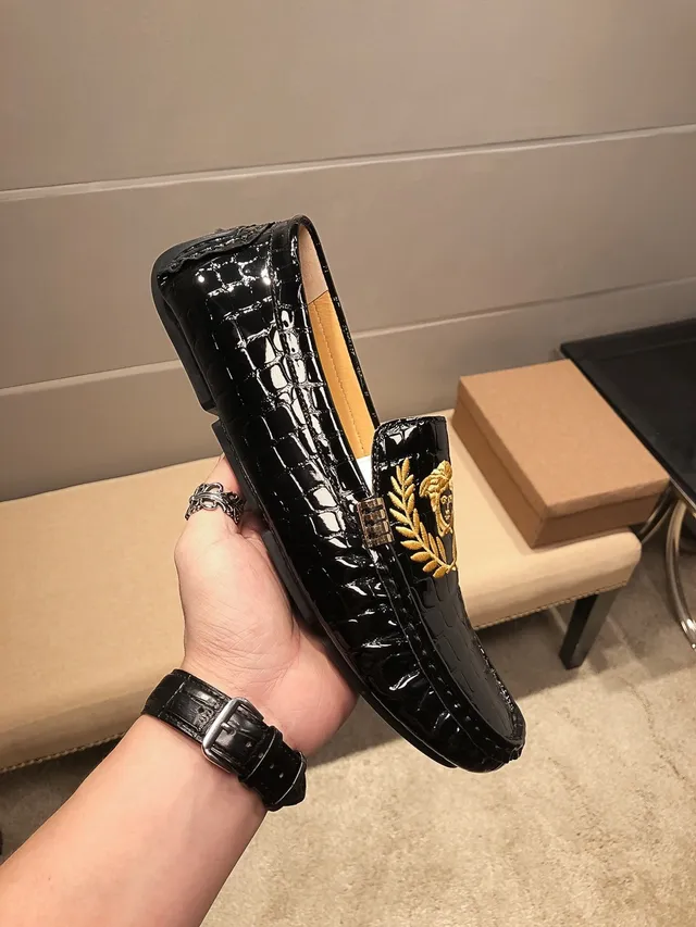 Versace Preto Dourado Couro Verniz Embossado Crocodilo Acentos Metálicos Laterais Mocassim 9
