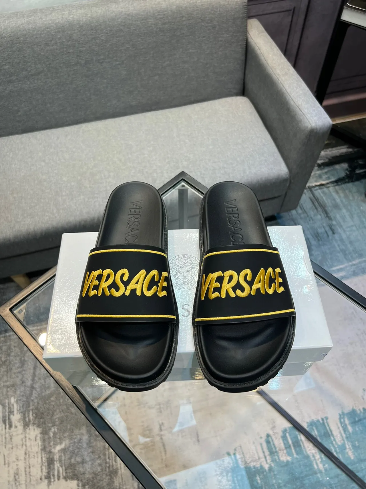 Versace نعال أسود وذهبي مع حزام عريض وشعار مطرز 2