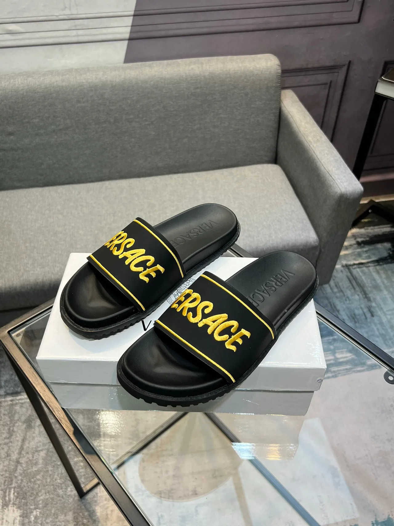 Versace نعال أسود وذهبي مع حزام عريض وشعار مطرز 3