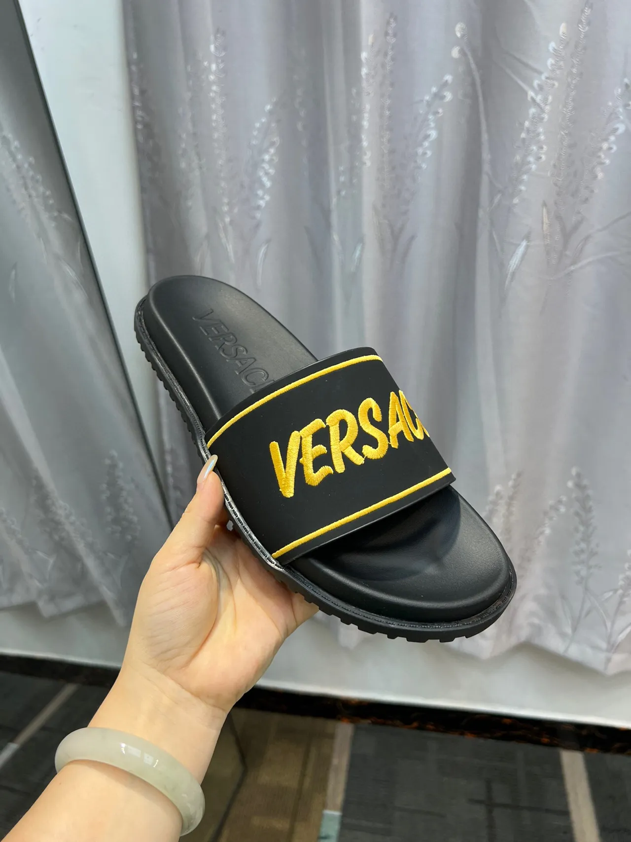Versace نعال أسود وذهبي مع حزام عريض وشعار مطرز 6