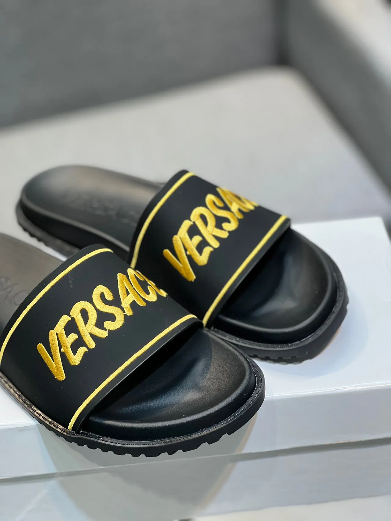 Versace نعال أسود وذهبي مع حزام عريض وشعار مطرز 9