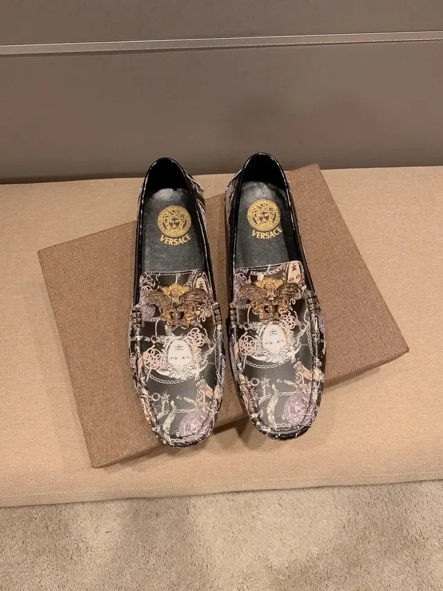 Versace Noir Multicolore Imprimé Motif Méduse Détail Chaîne Or Loafer 1