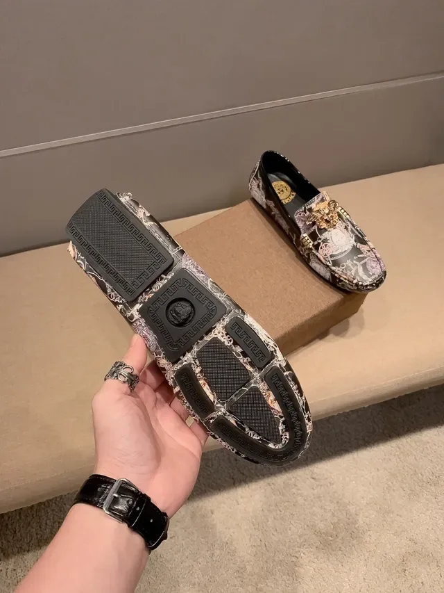 Versace Noir Multicolore Imprimé Motif Méduse Détail Chaîne Or Loafer 4