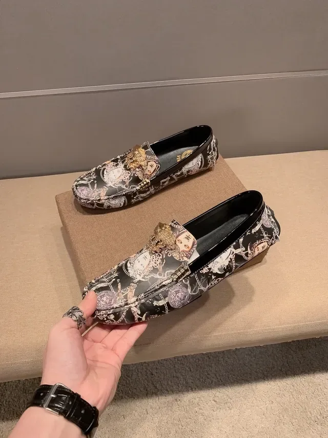 Versace Noir Multicolore Imprimé Motif Méduse Détail Chaîne Or Loafer 5