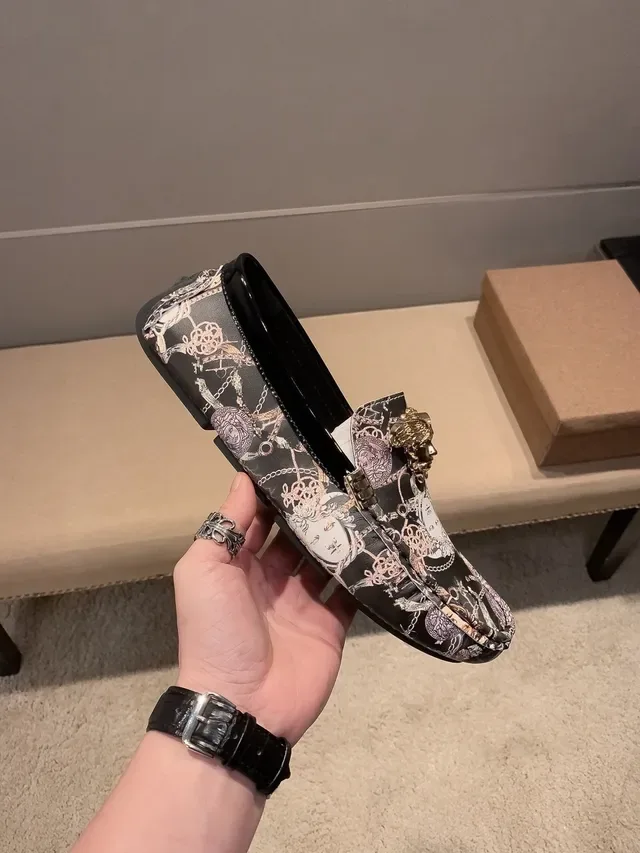 Versace Noir Multicolore Imprimé Motif Méduse Détail Chaîne Or Loafer 6