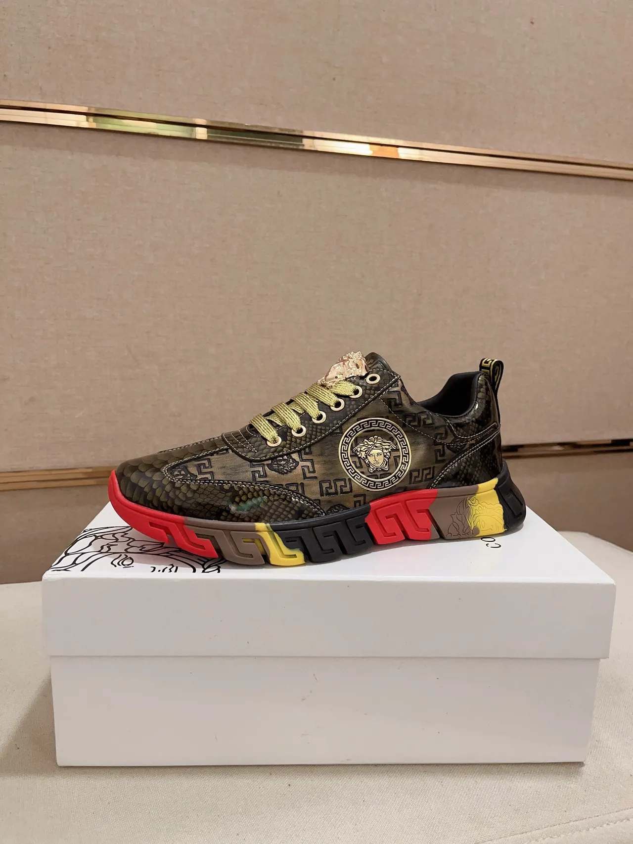 Versace কালো বহুরঙ সাপের ত্বক টেক্সচার্ড উপর মেডুসা এম্বলেম লাইফস্টাইল স্নিকার্স 1