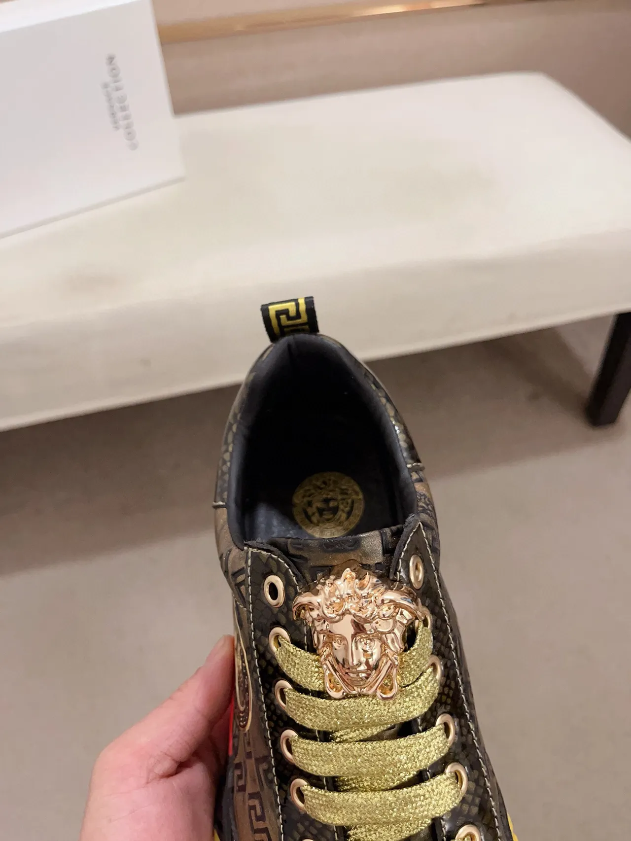 Versace কালো বহুরঙ সাপের ত্বক টেক্সচার্ড উপর মেডুসা এম্বলেম লাইফস্টাইল স্নিকার্স 6