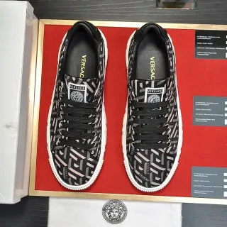Versace काला गुलाबी लो-टॉप टेक्सटाइल अपर लाइफस्टाइल स्नीकर