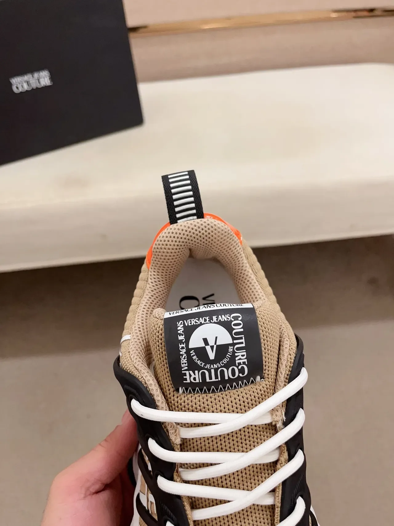 Versace Chain Reaction bege preto branco laranja tênis lifestyle 4