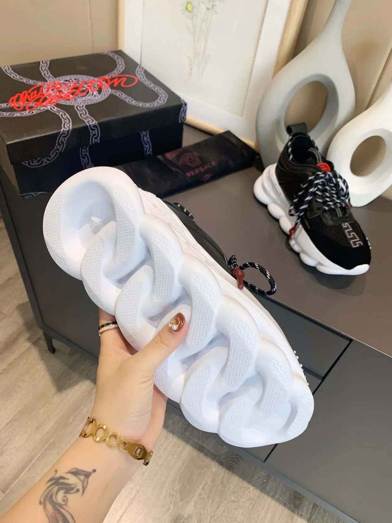 Versace Chain Reaction Tênis Chunky Preto e Branco 2