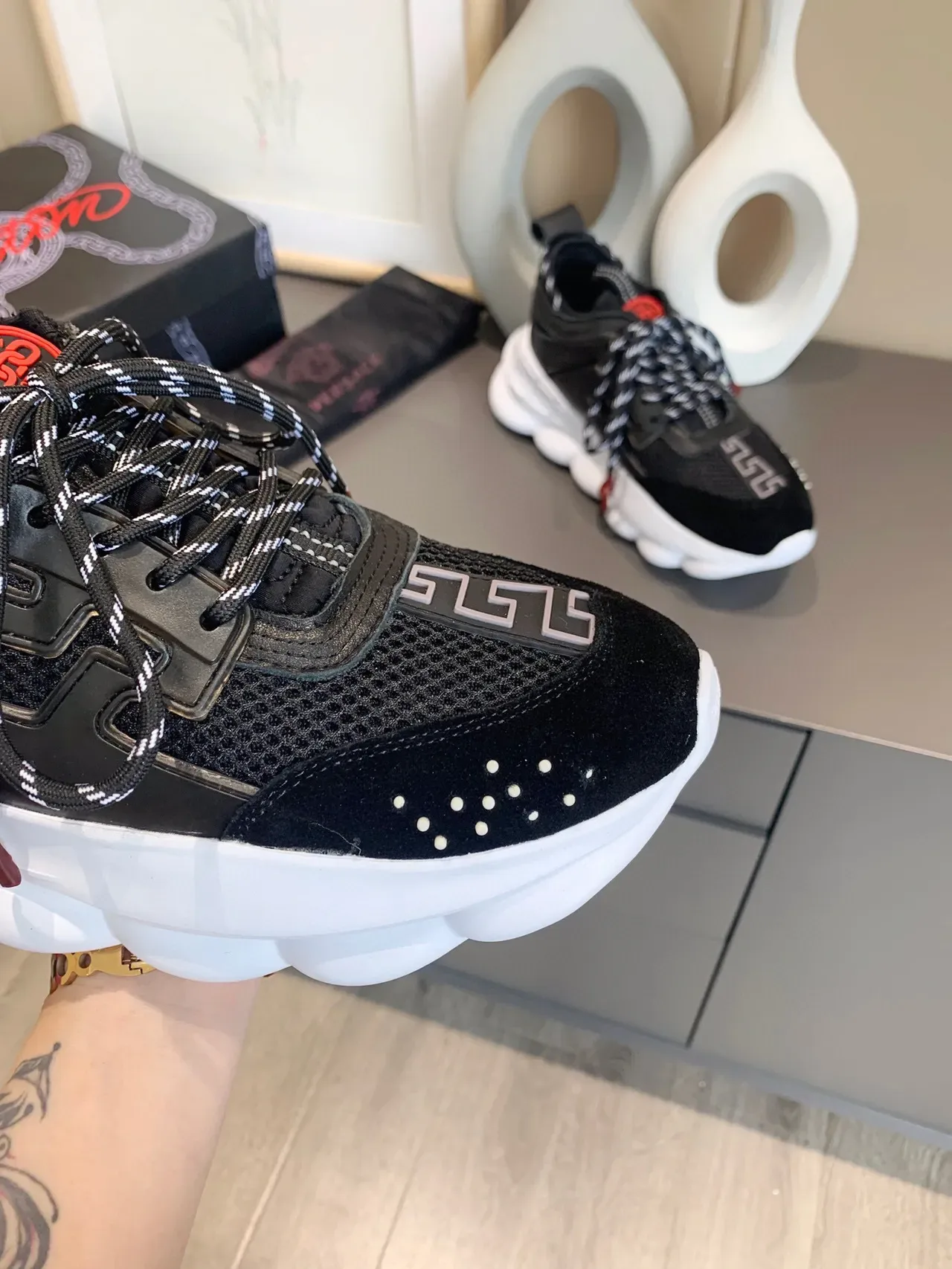 Versace Chain Reaction Tênis Chunky Preto e Branco 3