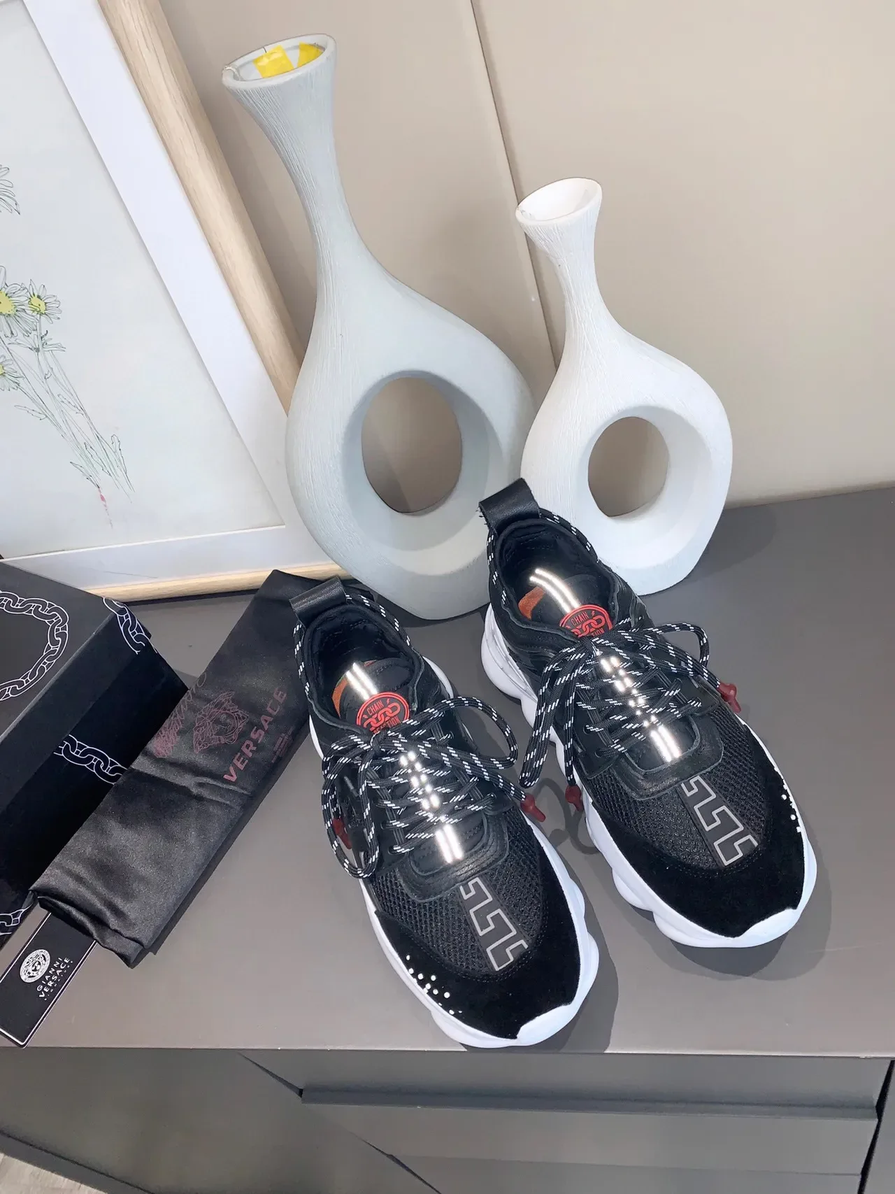 Versace Chain Reaction Tênis Chunky Preto e Branco 4