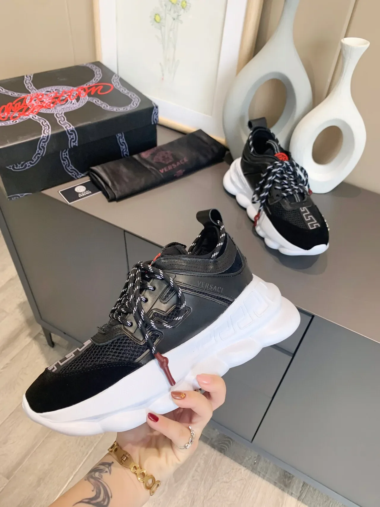 Versace Chain Reaction Tênis Chunky Preto e Branco 6