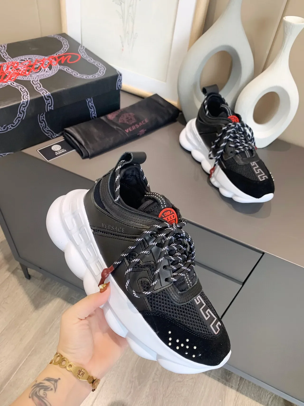 Versace Chain Reaction Tênis Chunky Preto e Branco 8