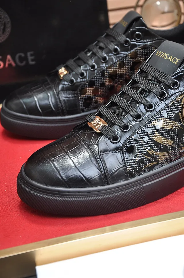 Versace Chain Reaction chaussures lifestyle noires Croc-Embossed doré Medusa 3