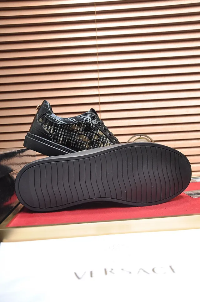 Versace Chain Reaction chaussures lifestyle noires Croc-Embossed doré Medusa 4
